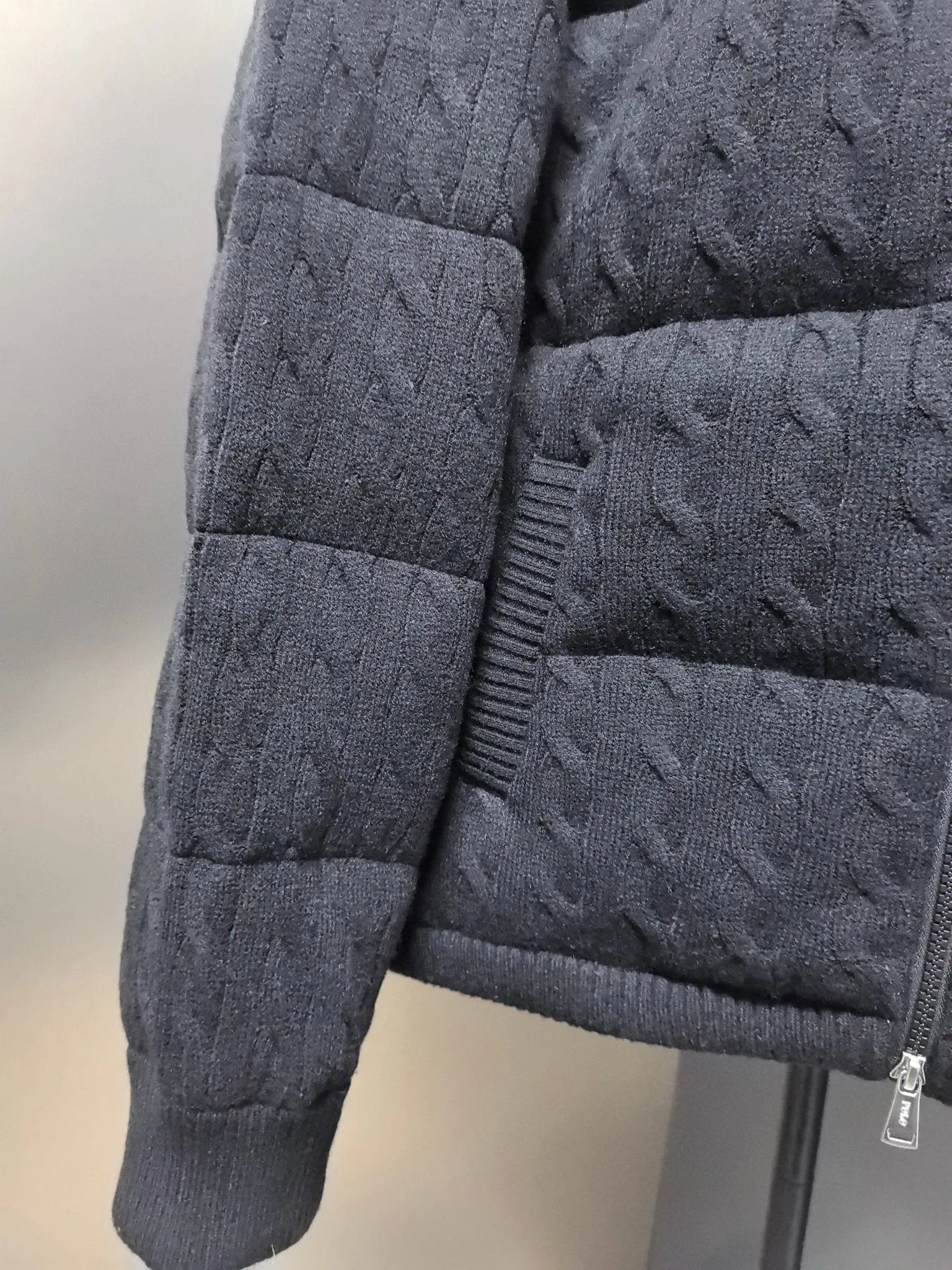 P980 Women's model The warmth of winter is within reach. 🧵 Combining classic cable knitting with warm down, Polo Ralph Lauren’s texture choice. ·: Warm winter colors, the answer to classic and style. ❄️ · Needless to say, the texture speaks for itself. Polo Ralph Lauren cable down jacket defines winter style. Color Black Khaki Size s m L xL